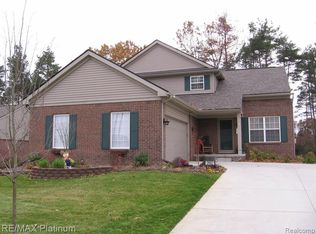 2662 Signature Cir, Pinckney, MI 48169