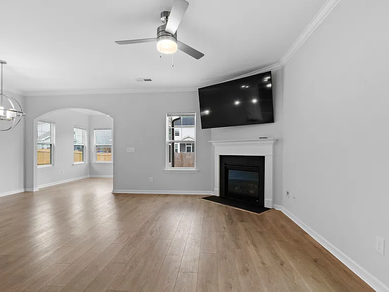 837 Peony Ln — Photo 6