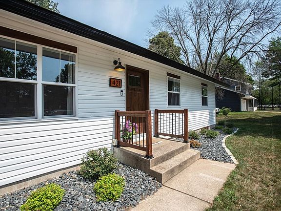 4th image of 421 21st Avenue W