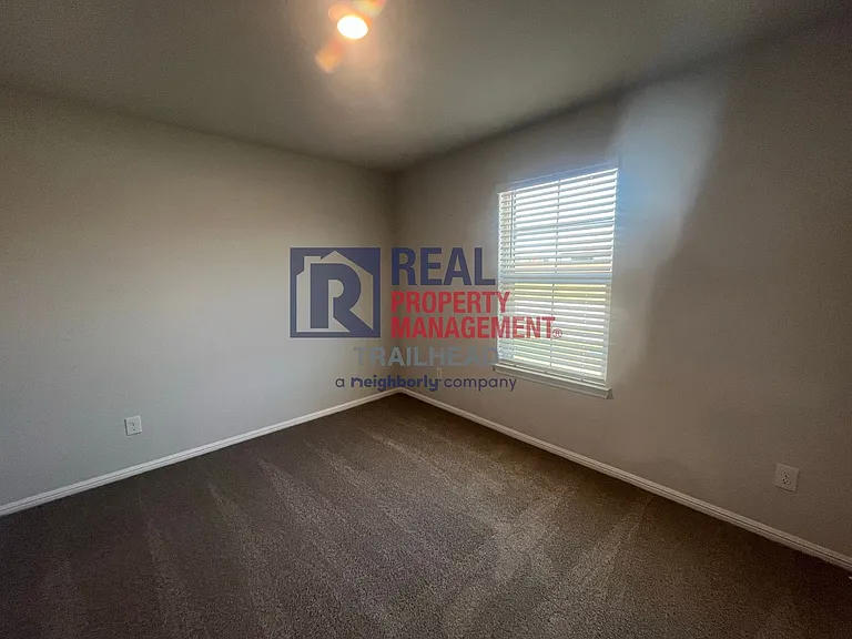 827 Peighton Dr — Photo 16