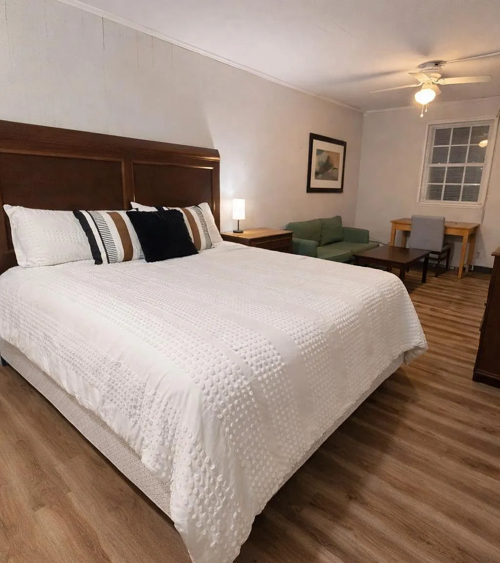 4 bed, 3.0 bath, 2598 sqft, $819 — Photo 1