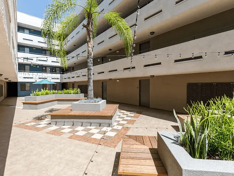 Vue at Laurel Canyon — Photo 17