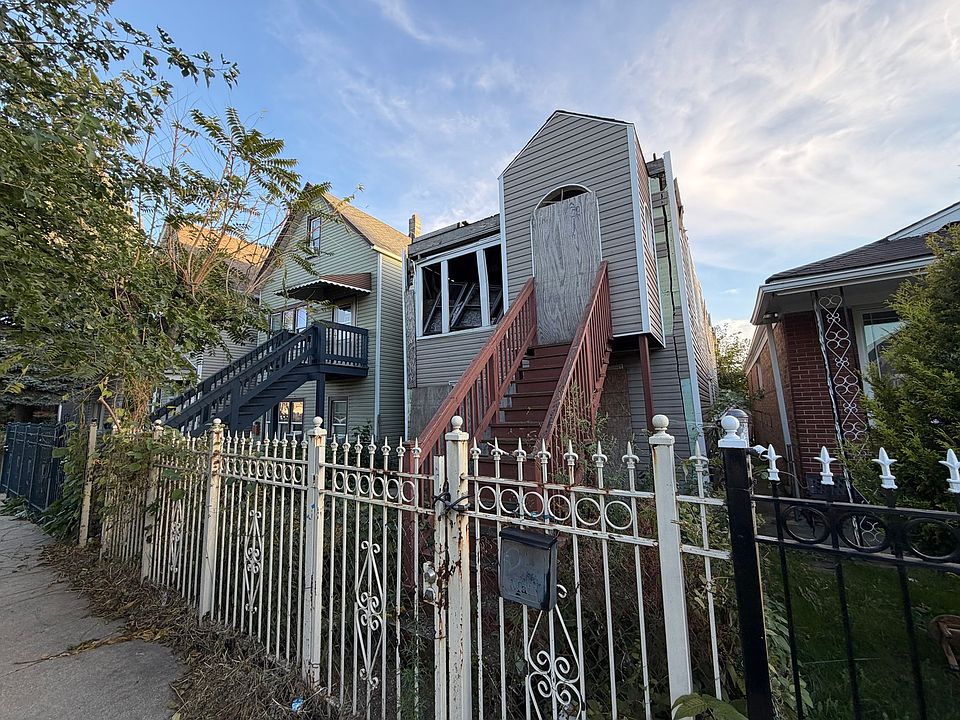 2nd image of 2139 W 50th Pl