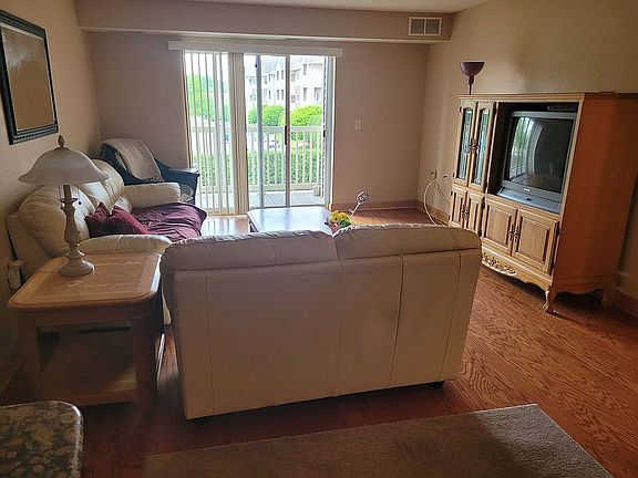 3rd image of 1321 Lake Dr W APT 211