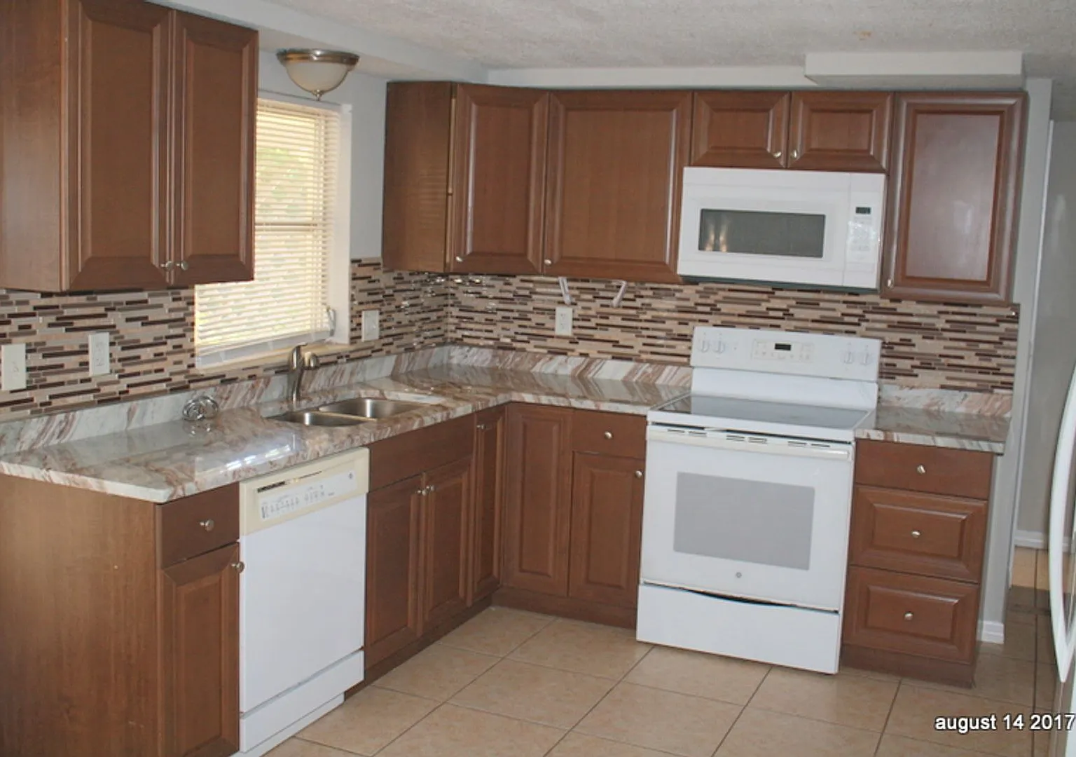 Beautifully updated 2 bedroom 1 bath — Photo 2