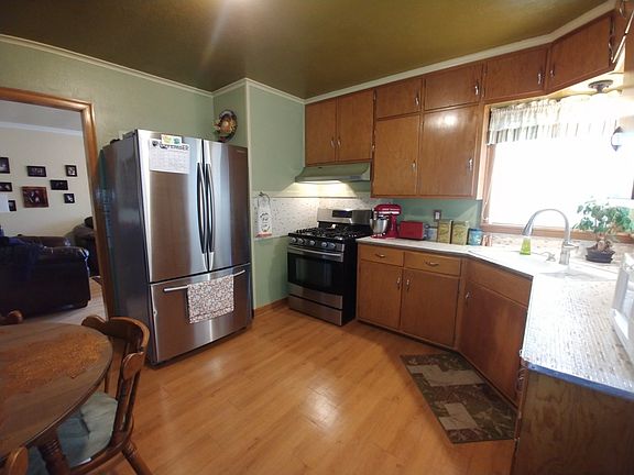 4th image of 2549 S Cypress St