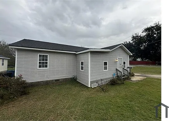 3 bed, 1216 sqft, $1,395 — Photo 1