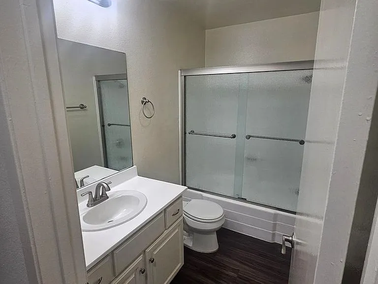 Villa Versailles Apartments — Photo 15