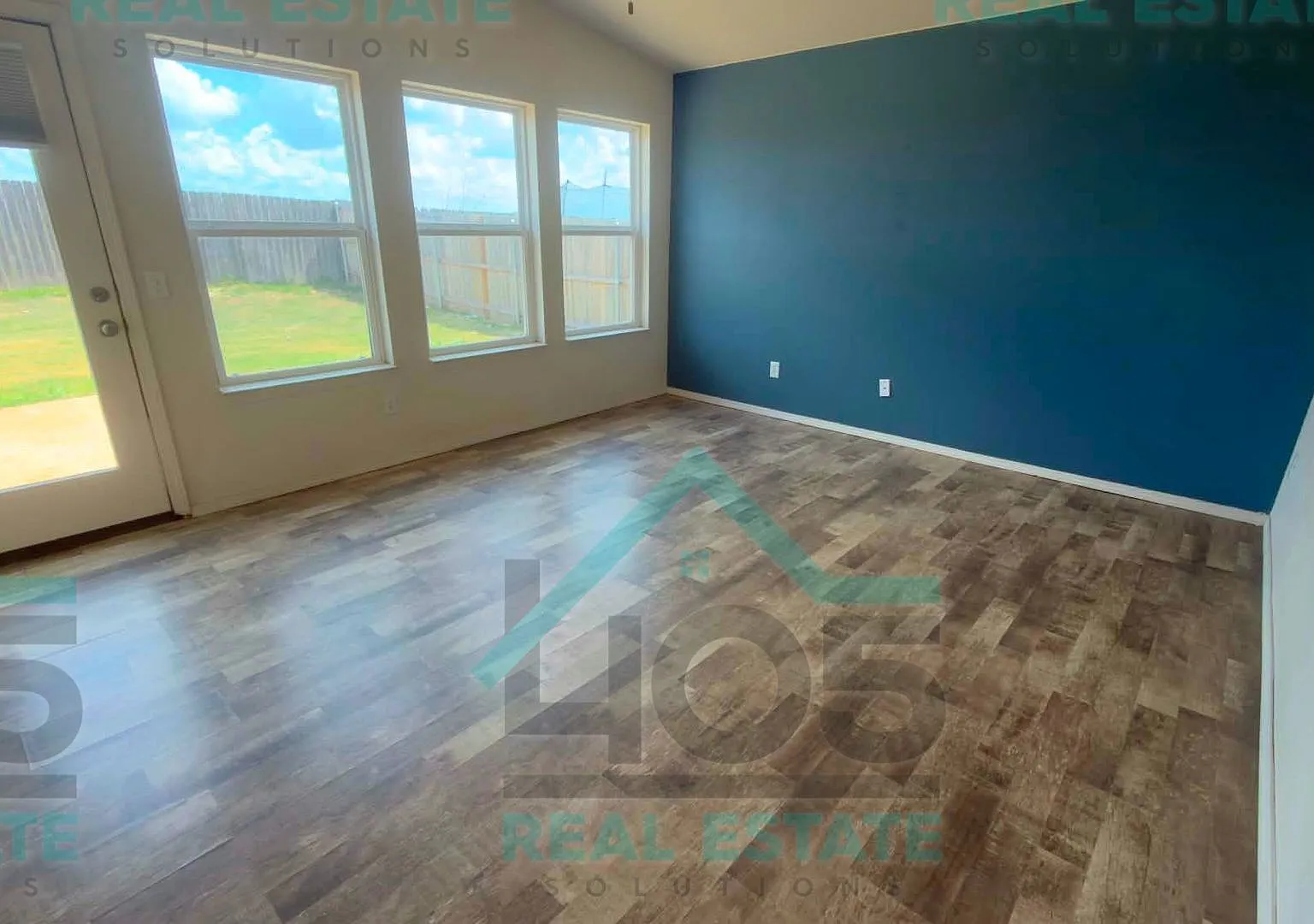 3 Bedroom Yukon — Photo 2