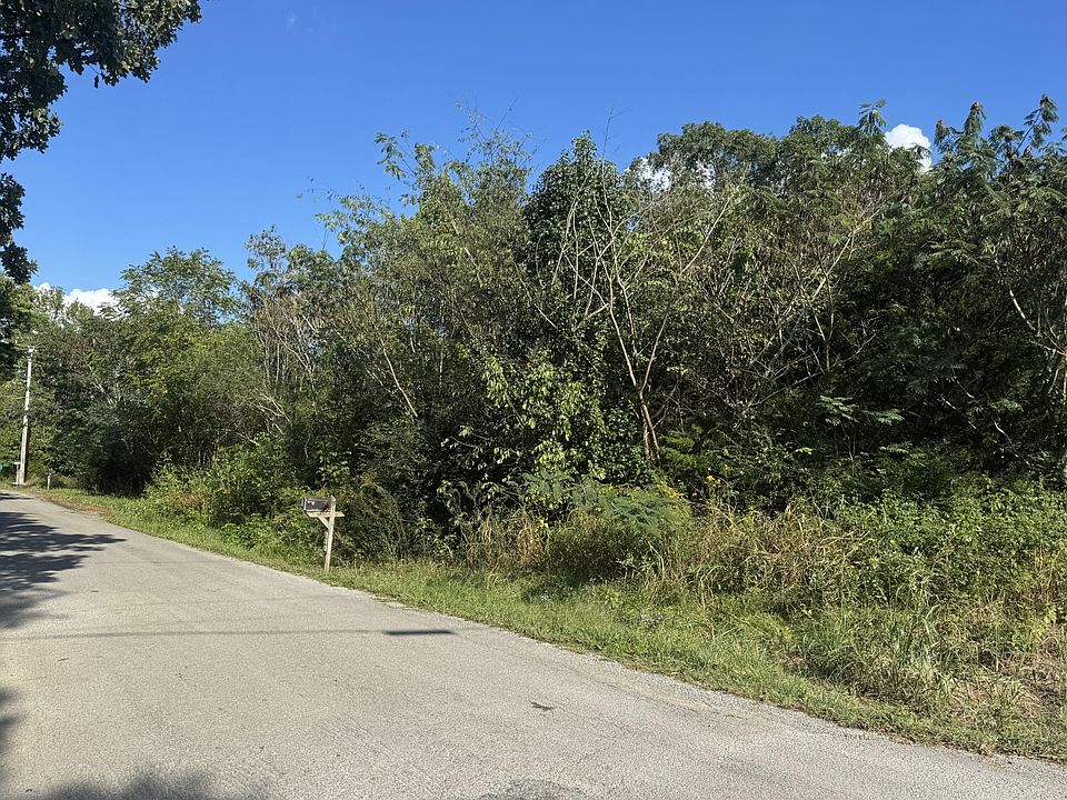 2nd image of 696 Oak Grove Rd