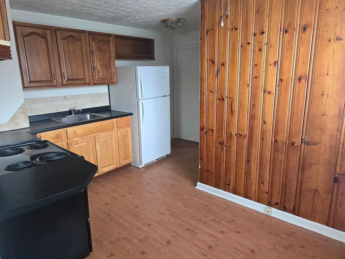 Building Photo - 433 Sandhurst Dr
