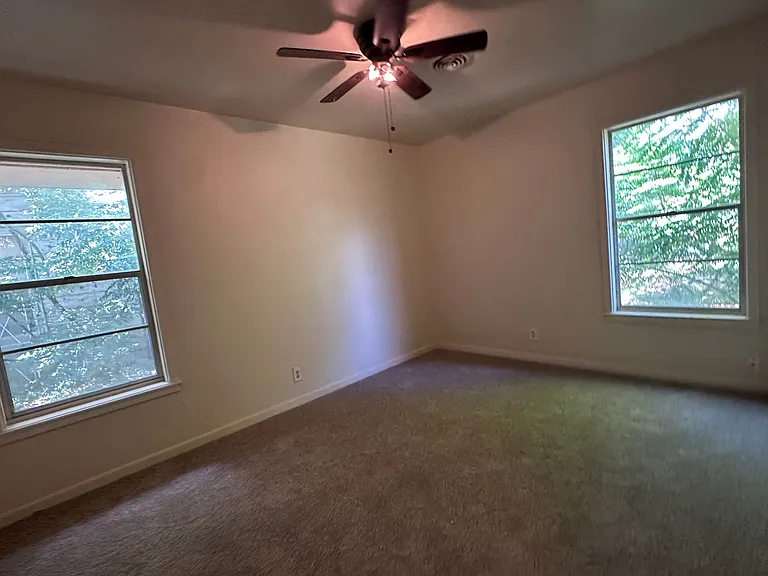 825 Crestview Dr — Photo 8