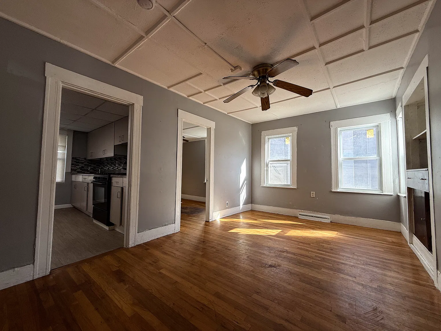 4 bed, 1.5 bath, 1100 sqft, $2,400 — Photo 4
