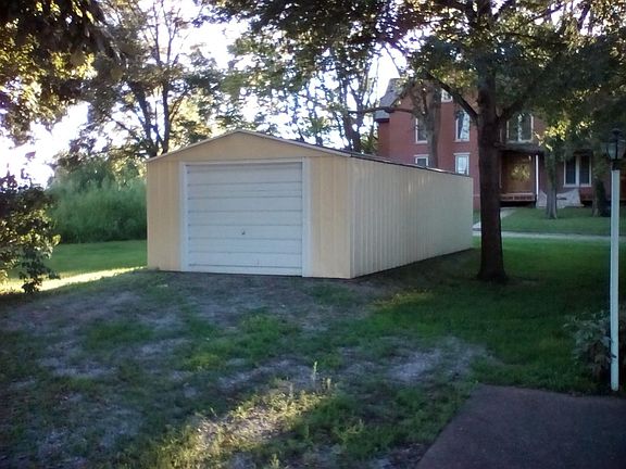 Detached garage