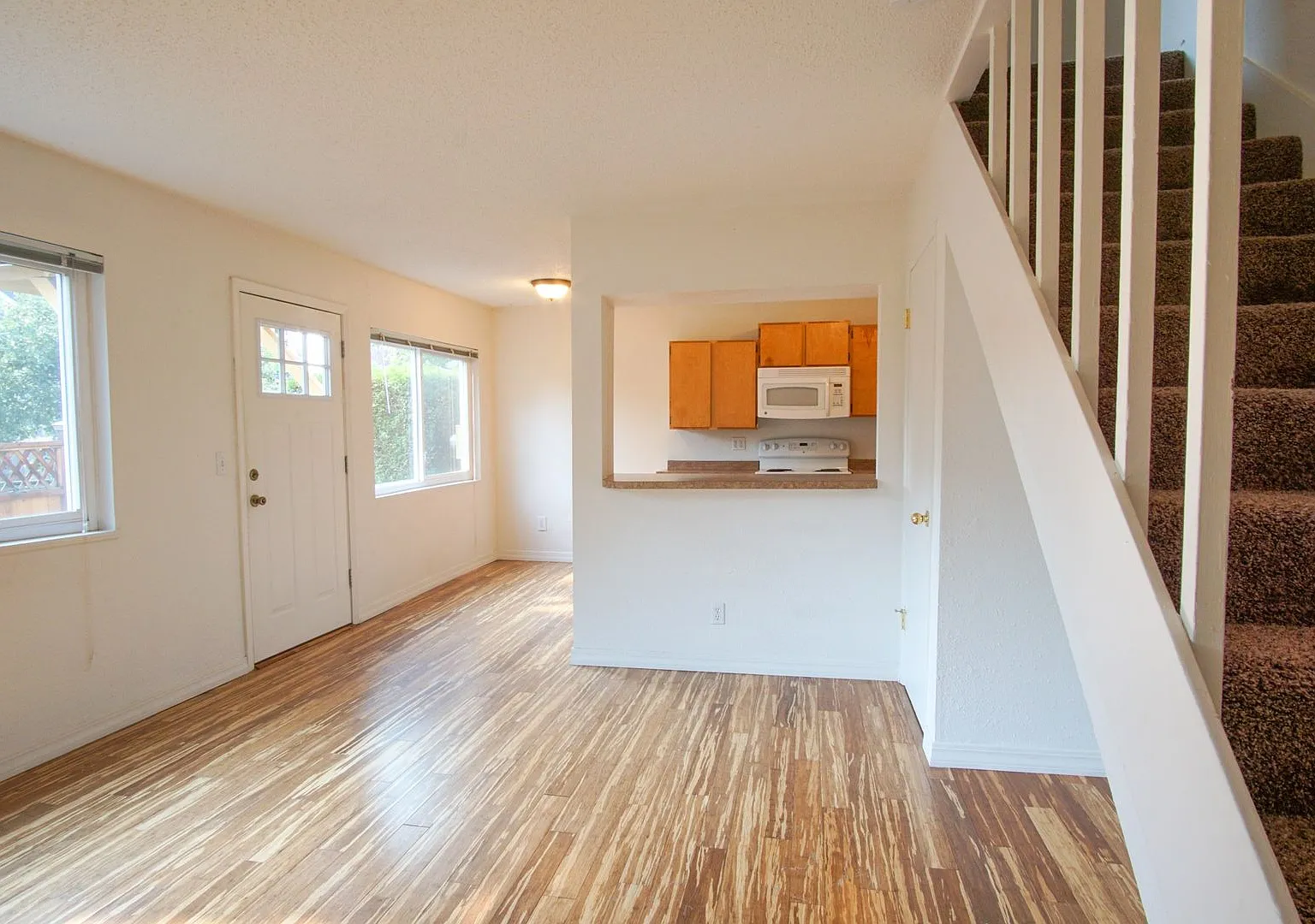 Charming 2-Bed Townhouse Ready Early October! — Photo 4