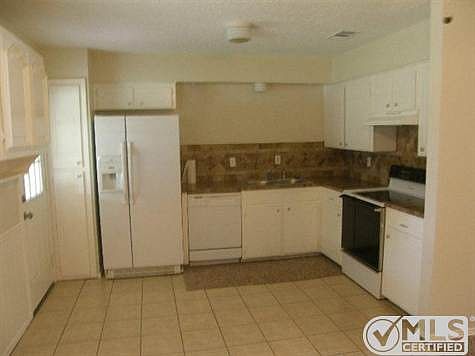 4th image of 929 Laguna Dr