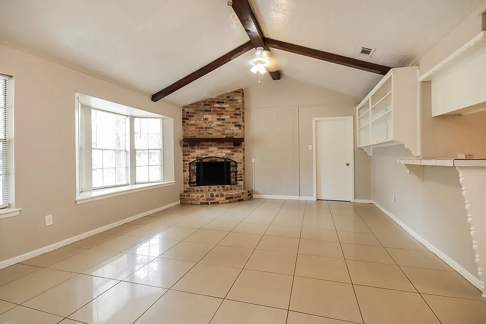 3 bed, 2.0 bath, 1408 sqft, $2,415 — Photo 3