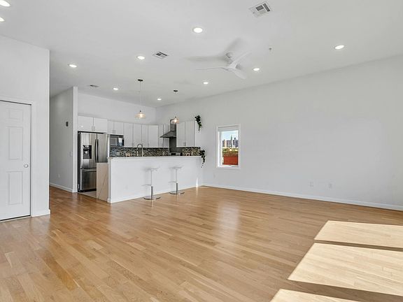 4th image of 936 Pavonia Ave #4B