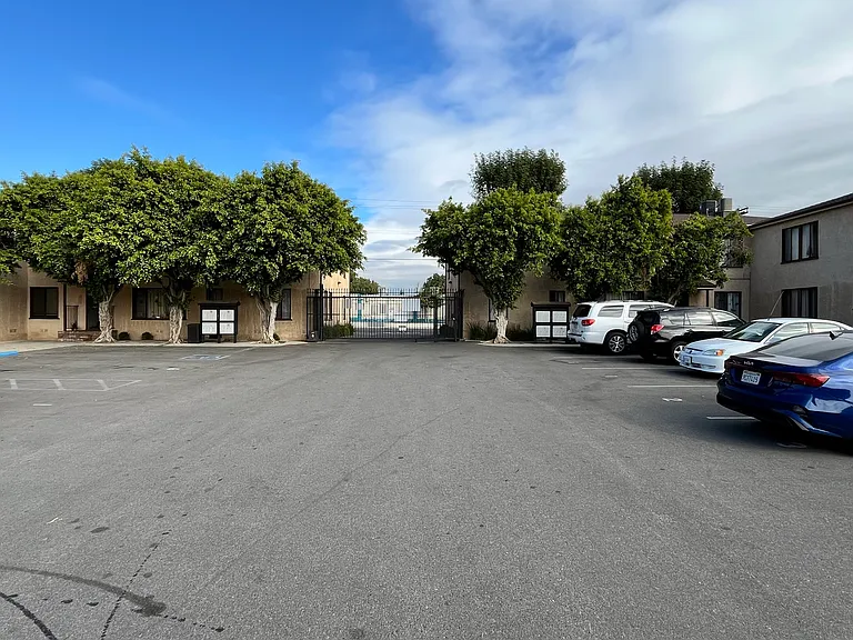 Sylmar Apartments — Photo 9