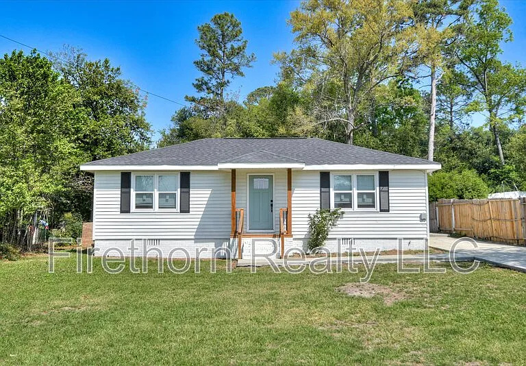 1006 Skyview Dr — Photo 1