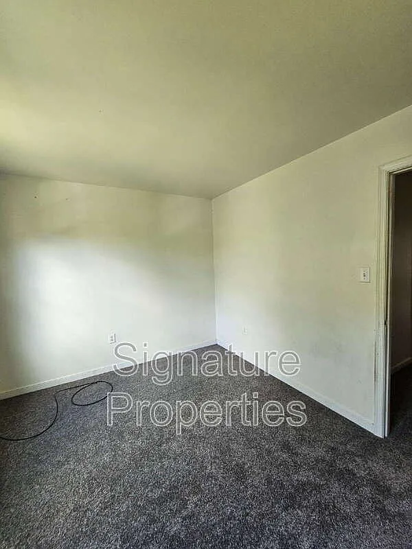 4 bed, 1.5 bath, 1688 sqft, $2,470 — Photo 2