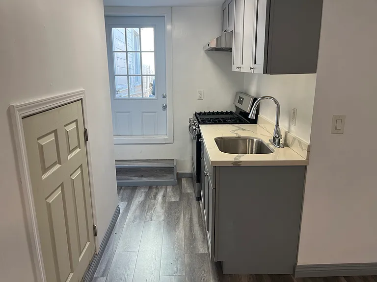 1683 Greenwich St — Photo 3