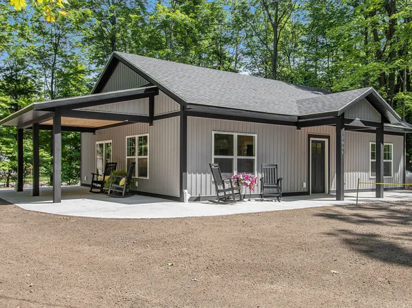 1060 S Hill St, Pentwater, MI 49449