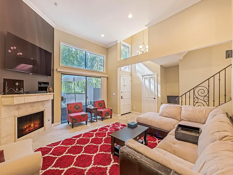 5800 Owensmouth Ave #7 — Photo 8