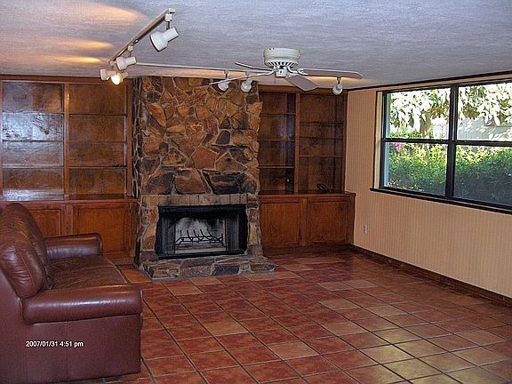 Living Room/Fire Place
