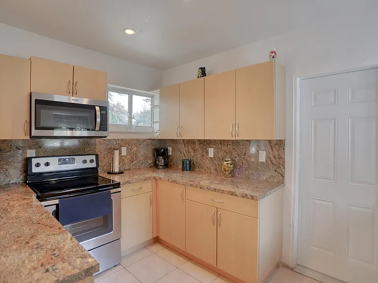 13875 NE 16th Ave — Photo 18