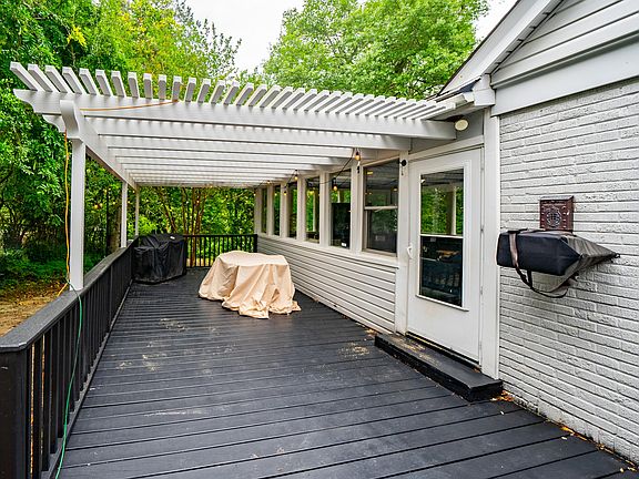 4th image of 846 Arbutus Dr