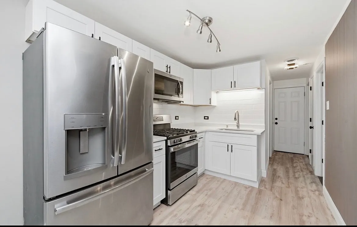 3 bed, 958 sqft, $1,800 — Photo 3