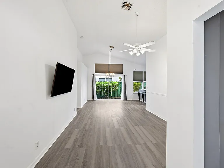 1852 Capeside Cir — Photo 10