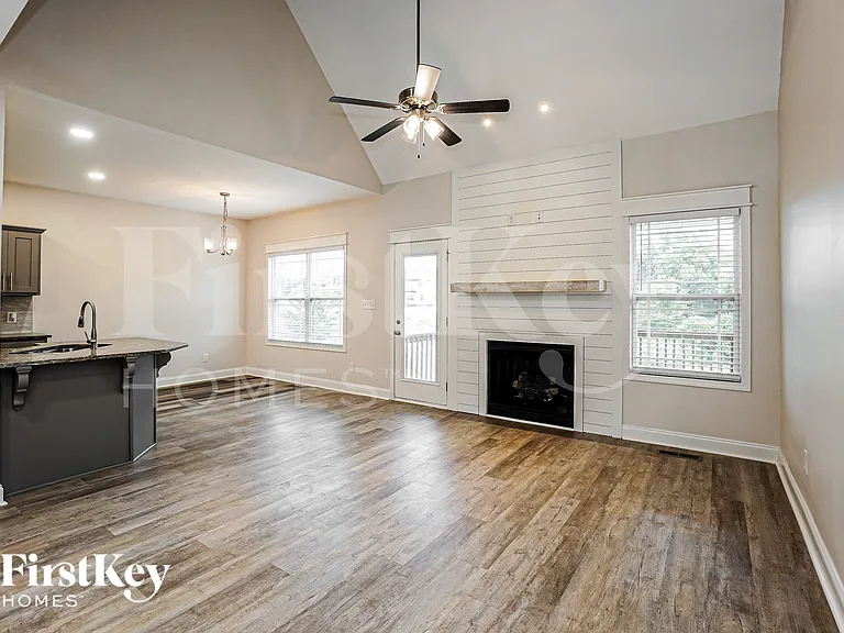 1025 Shirley Dr — Photo 5