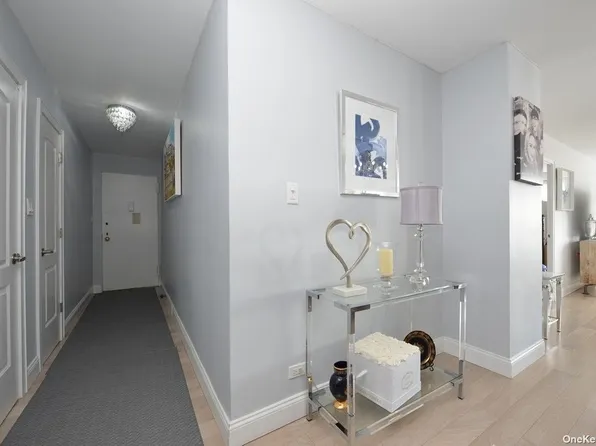 61-20 Grand Cent Parkway image 4 of 32