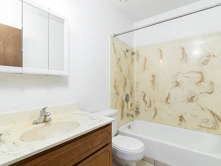 950 W Erie St #7 — Photo 8