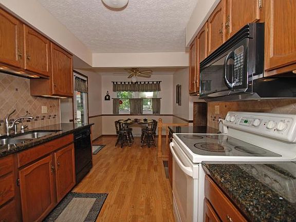 5th image of 569 Susan Ave