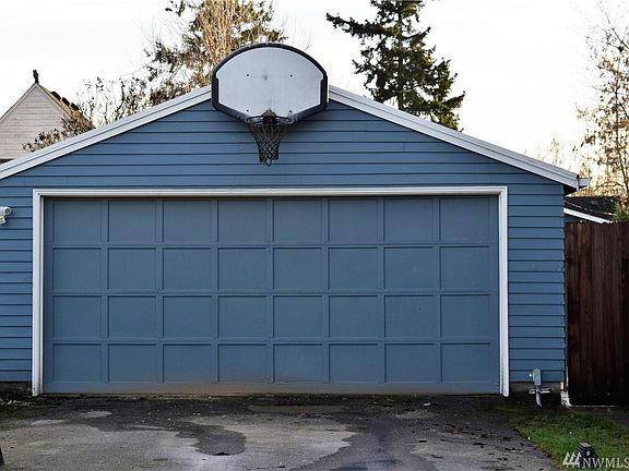 3rd image of 916 3rd Ave NW
