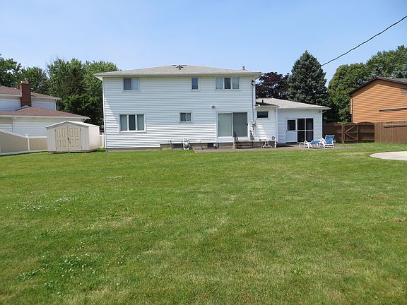 3rd image of 10 Lorna Lane Ct