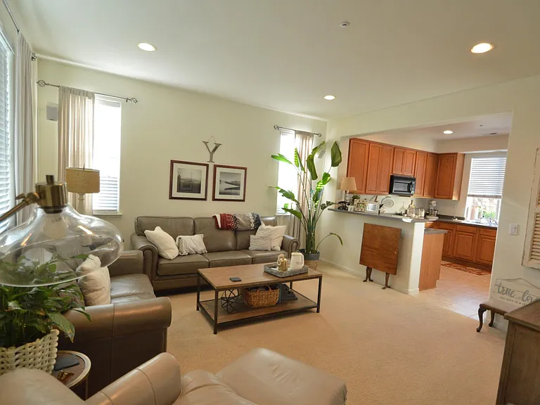 237 Blackstone Cmn — Photo 2