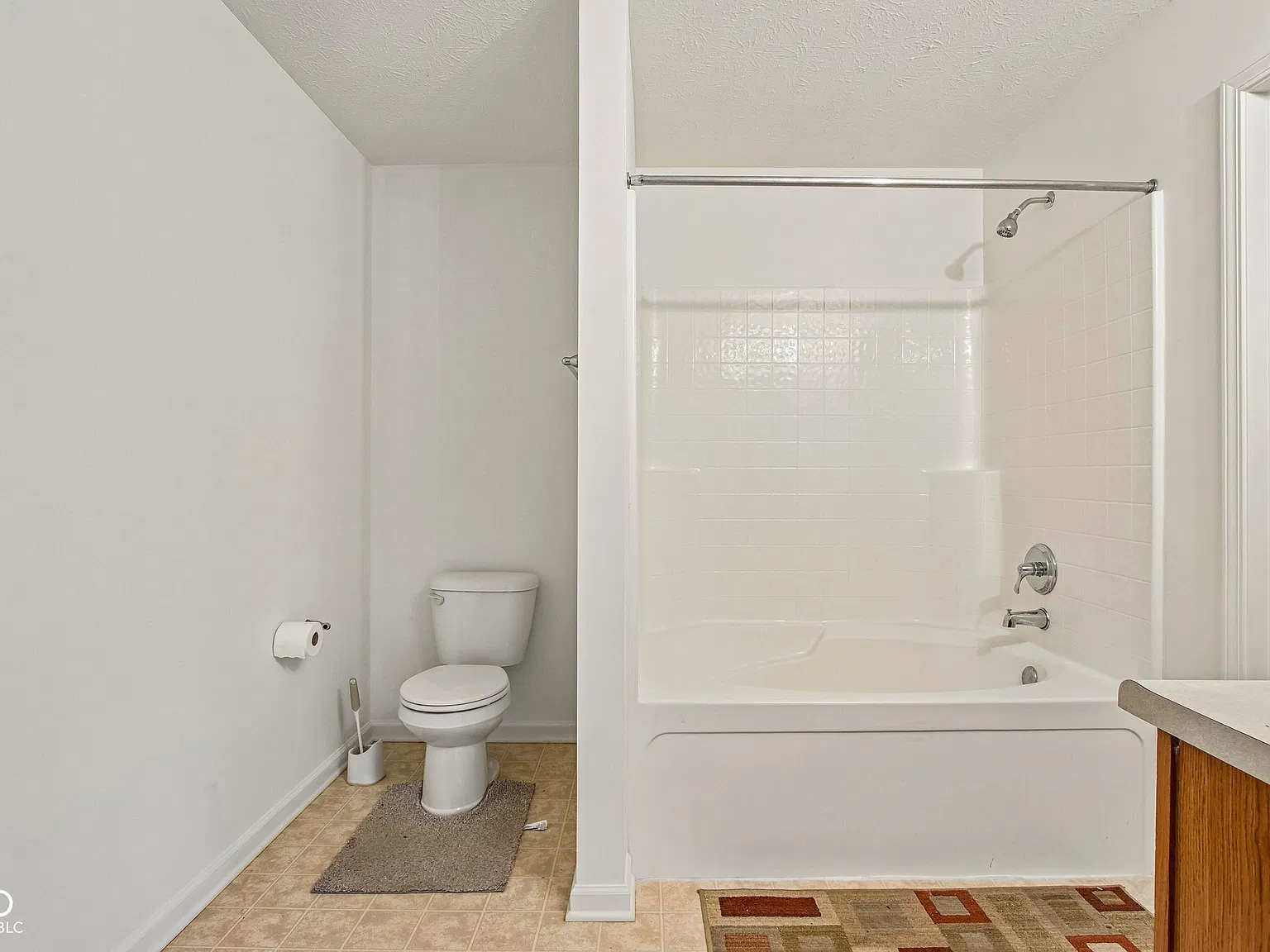 4 bed, 2.5 bath, 2391 sqft, $2,000 — Photo 3
