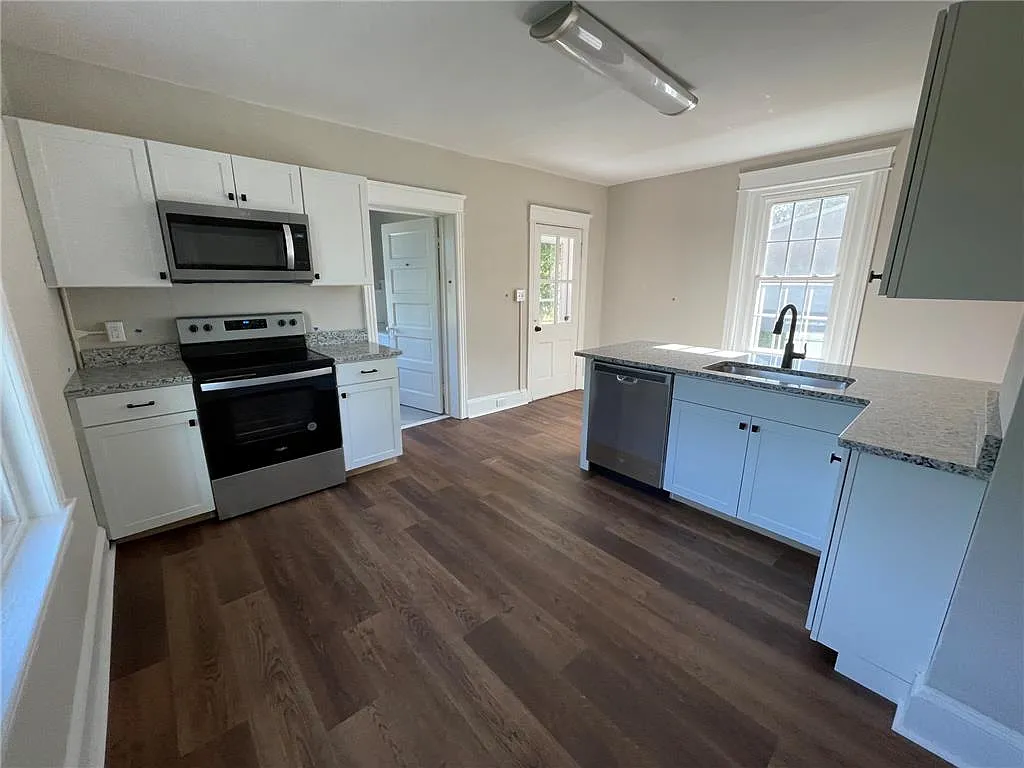 3 bed, 1.5 bath, 1700 sqft, $2,495 — Photo 4