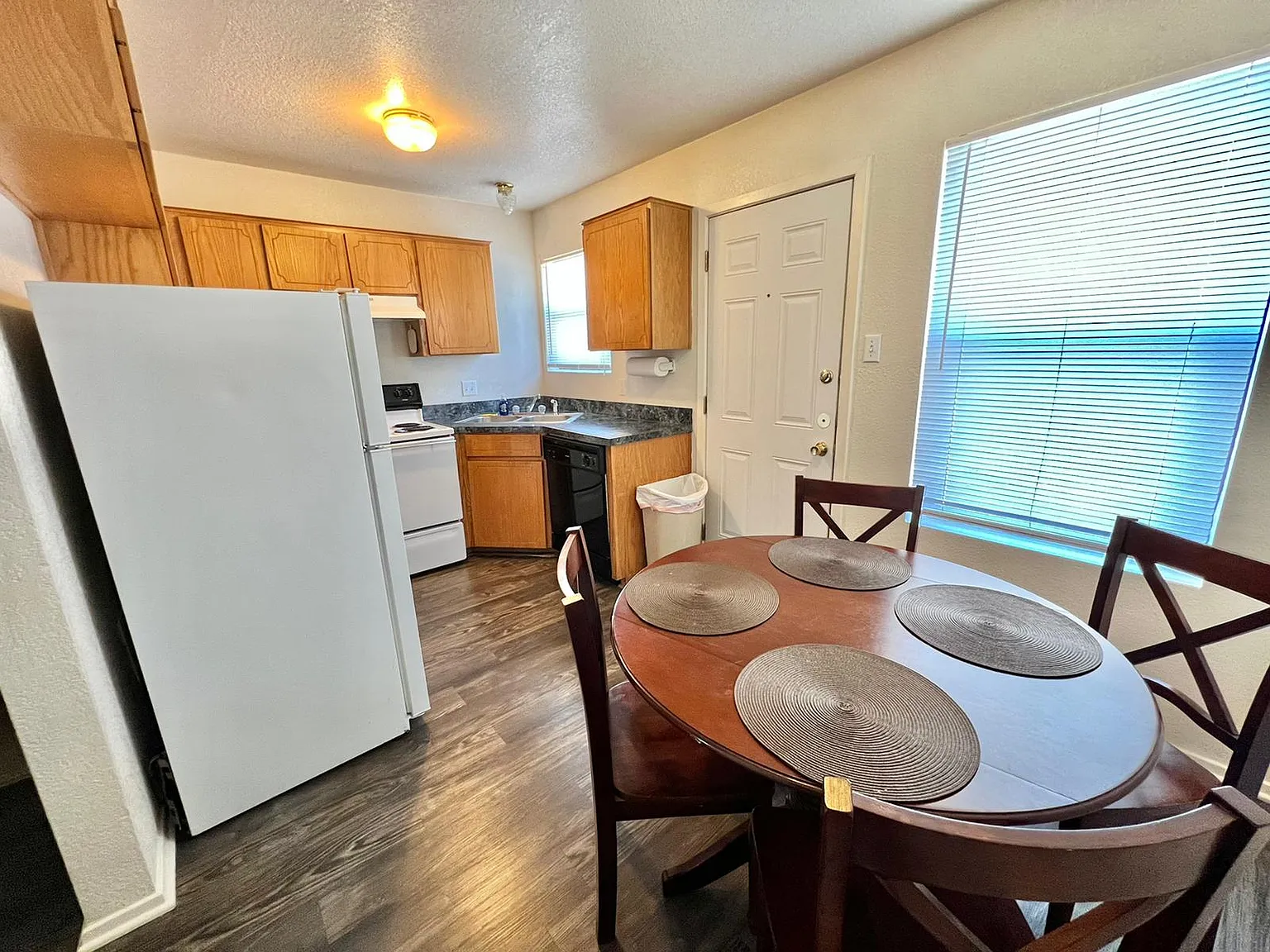 2 bed, 1.5 bath, 850 sqft, $1,650 — Photo 3