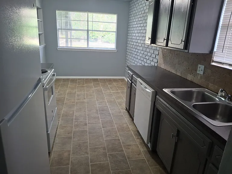 111 SE Coachman Dr — Photo 7