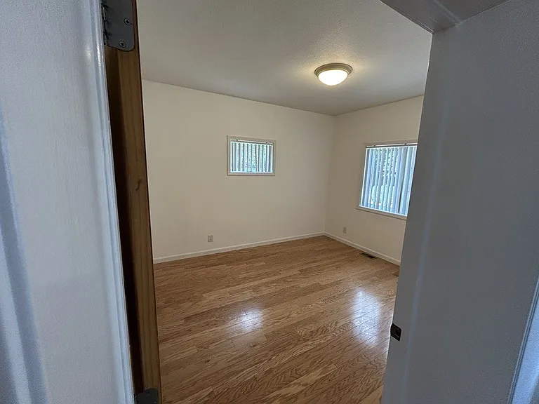 908 Avalon Ave — Photo 8