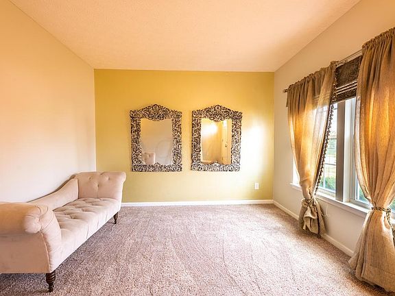4th image of 284 Evergreen Ct