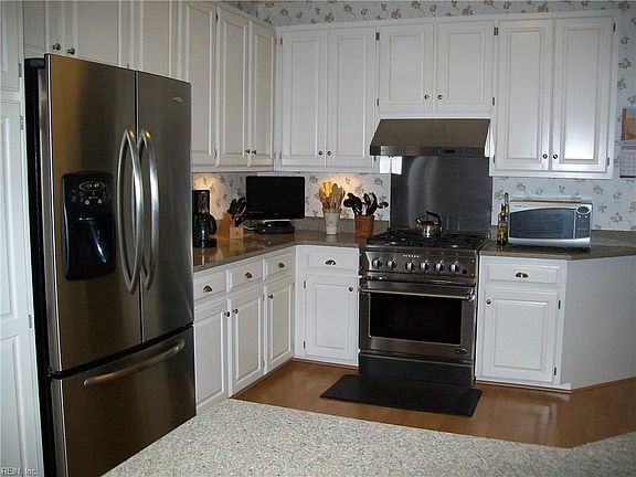 5th image of 221 Mooregate Ct