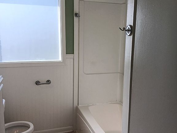 4th image of 810 Rockland Ave