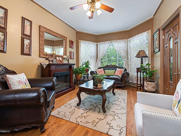 3rd image of 2829 N Sacramento Ave
