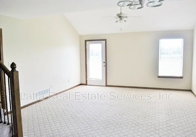 1031 NW Willow Dr — Photo 4